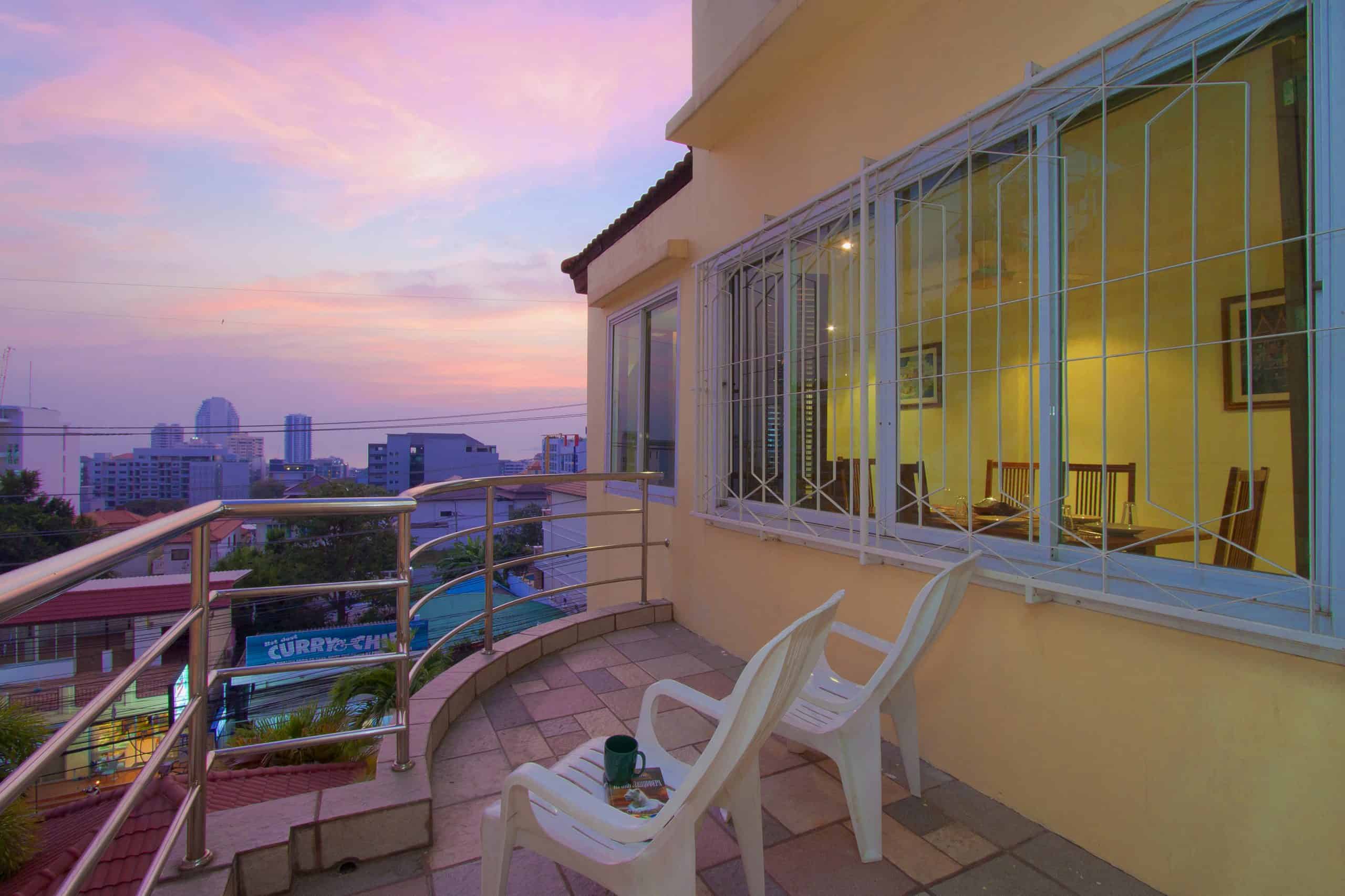 Relax in comfort with all the amenities of home in our stylish studio apartment in Pattaya, featuring a cozy bed, functional kitchenette, private shower, air conditioning, and Wi-Fi