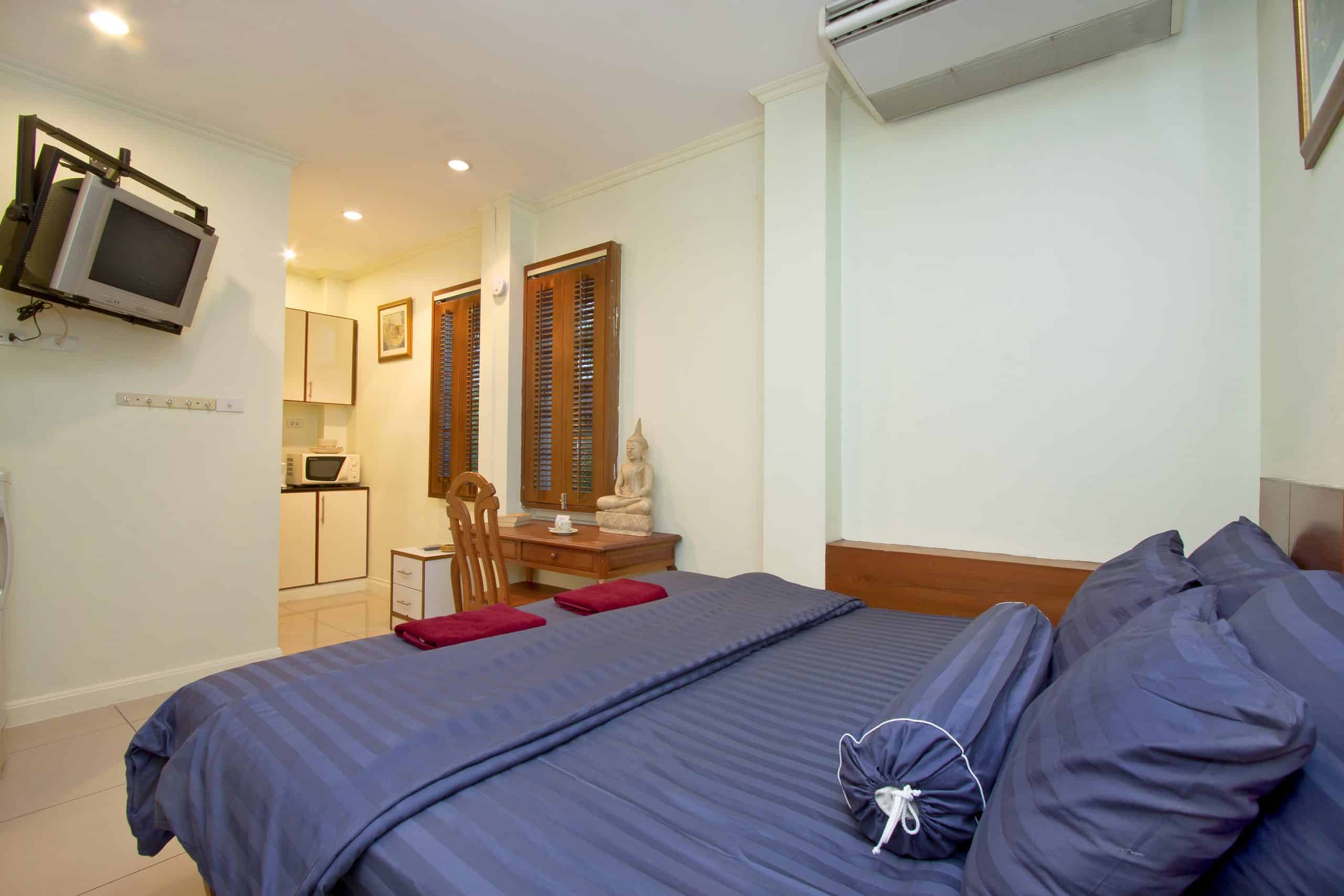 Savor a comfortable and cozy stay in our charming small studio apartment in Pattaya, featuring a stylish unit with a bed, kitchenette, private shower, air conditioning, and Wi-Fi for your comfort