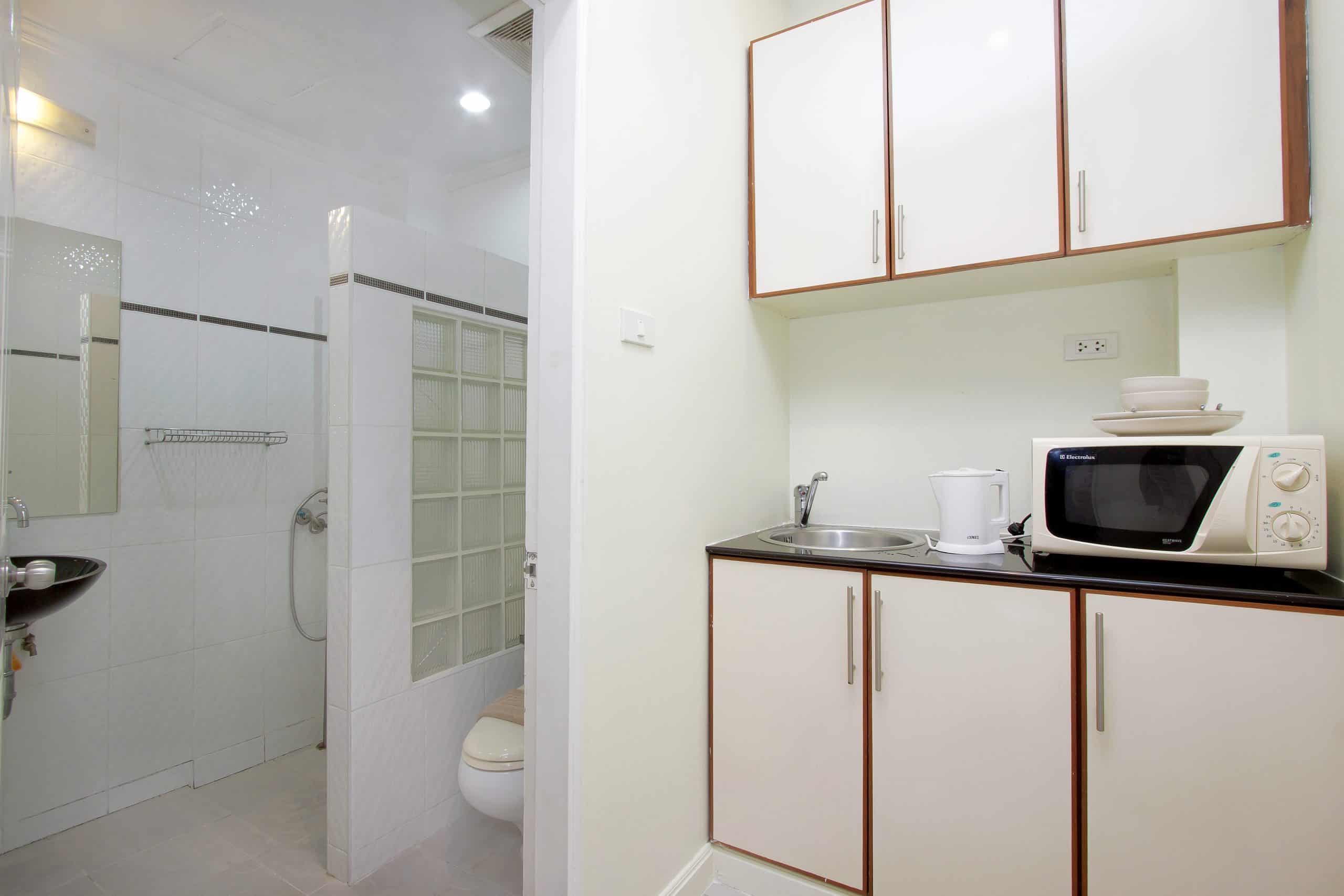Enjoy your holiday to the fullest in this stylish and compact small studio apartment in Pattaya, complete with a cozy bed, functional kitchenette, private shower, air conditioning, and Wi-Fi.