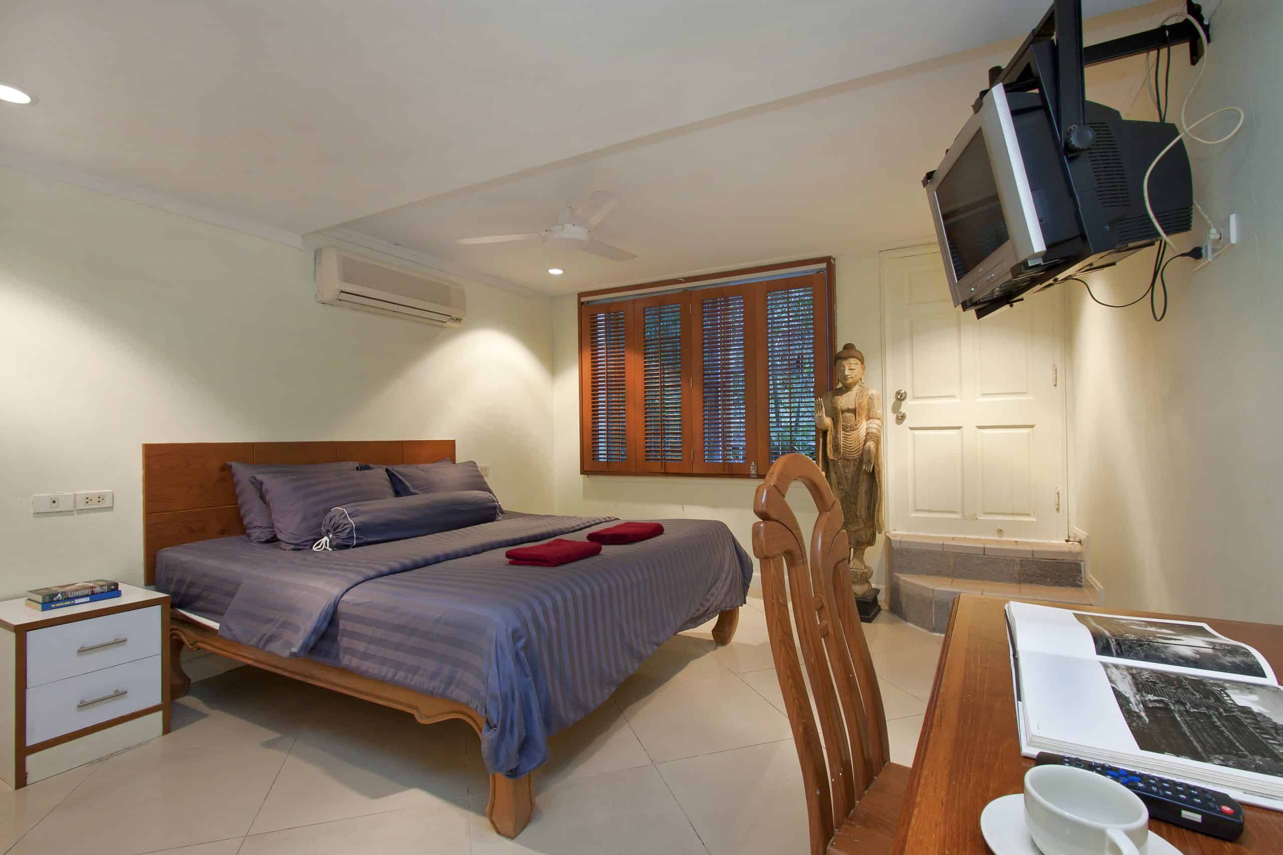 Cozy studio apartment in Pattaya with compact design for efficient use of space. Includes a comfortable bed, kitchenette, private shower, air conditioning, Wi-Fi, and access to building's swimming pool. Ideal for business or leisure travelers seeking affordable comfort