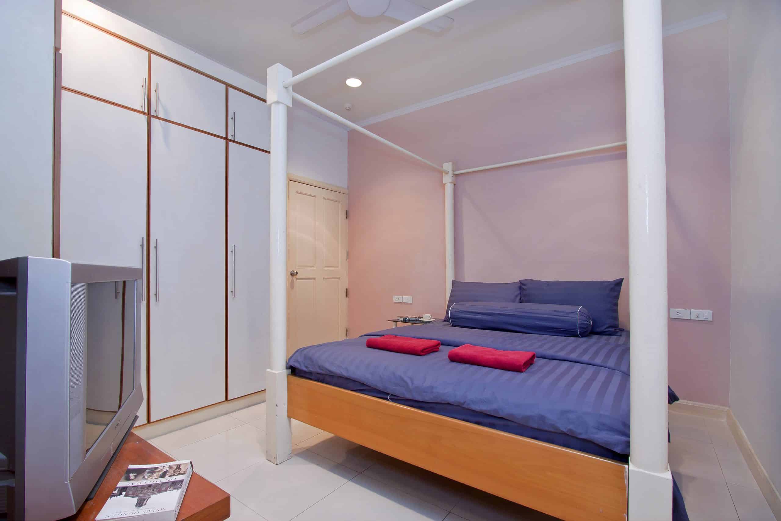 Experience the ultimate holiday stay in this comfortable and stylish studio apartment in Pattaya, offering a cozy bed, functional kitchenette, private shower, air conditioning, and Wi-Fi for your convenience