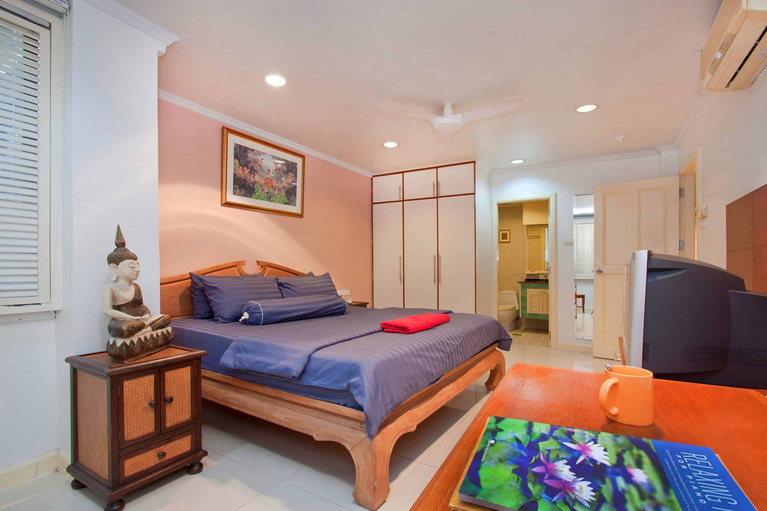 Enjoy your holiday to the fullest in this stylish and compact small studio apartment in Pattaya, complete with a cozy bed, functional kitchenette, private shower, air conditioning, and Wi-Fi.